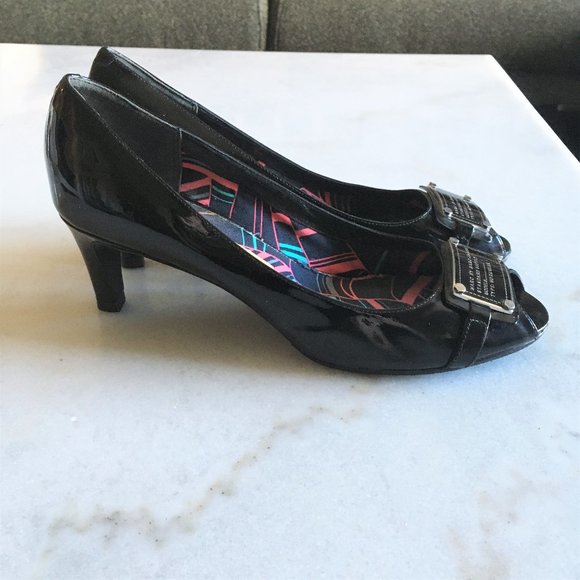 Marc Jacobs black peep toe high heel pump shoes, size 9.5, silver logo plate - Picture 8 of 10